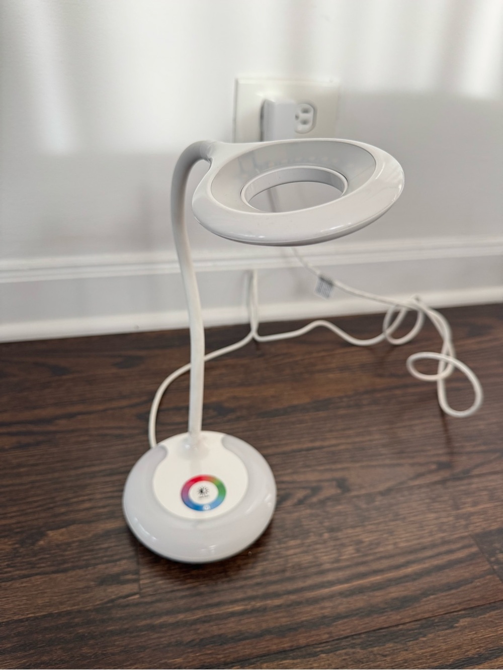 White LED Ring Desk Lamp with Flexible Neck